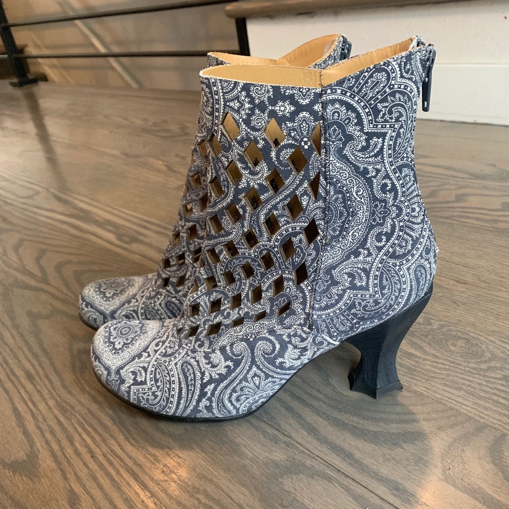 Adorable Heeled Booties size 6.5